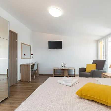 Fancy Dream - Comfort One Bedroom With Balcony And Sea View 1 Lägenhet Brna